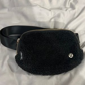 Lululemon everywhere belt bag